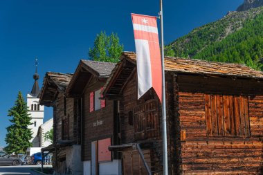 İsviçre, Zermatt 'a yakın küçük bir köyde geleneksel dağ kulübesi.