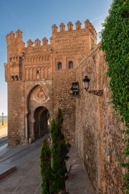 Puerta del Sol (Güneş Kapısı), güneşli bir günde İspanya 'nın Toledo şehrinde bir ortaçağ şehir kapısı. Kemerin üstündeki madalyon Toledo 'nun koruyucu azizi İldephonsus' un papazlığını gösteriyor. 14. yüzyılda yapılmış..