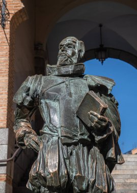  Toledo yanındaki Plaza de Zocodover yer alan yazar Cervantes, heykeli. İspanya.