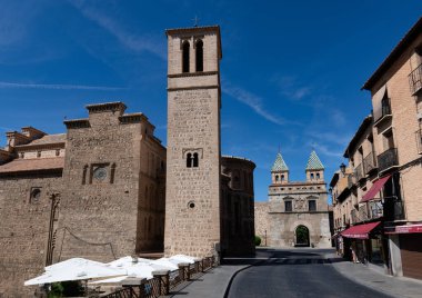 Santiago del Arrabal Kilisesi 'nin Panorama' sı ve İspanya 'nın kuzeyindeki Toledo Kalesi' nin Yeni Bisagra Kapısı