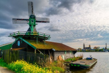 Hollanda 'nın Zaanse Schans, Hollanda kırsalındaki geleneksel yel değirmenleri