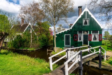 Zaandam 'daki Zaanse Schans açık hava müzesinde kırsal bir manzara. Hollanda 'nın Kuzey Hollanda Eyaleti