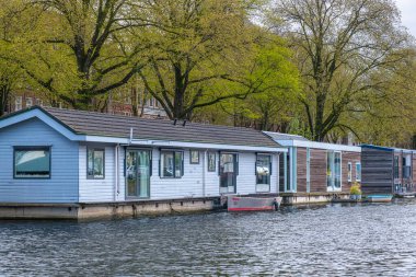 Hollanda - Kuzey Hollanda Eyaleti - Amsterdam- Prinsengracht Kanalı 'nda küçük bahçesi olan yüzen ev.