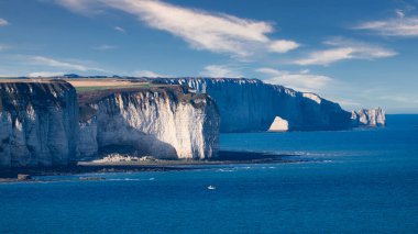 Normandiya, Alabaster Sahili 'nin ünlü beyaz kayalıklarına bakın.