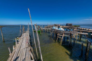 Porto Palafita da Carrasqueira, Portekiz-eski balıkçı iskelesi, dar iskeleler boyunca eski balıkçı tekneleri, Güney Portekiz 'de turistik eğlence.