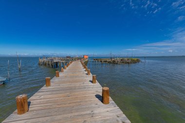 Porto Palafita da Carrasqueira, Portekiz-eski balıkçı iskelesi, dar iskeleler boyunca eski balıkçı tekneleri, Güney Portekiz 'de turistik eğlence.