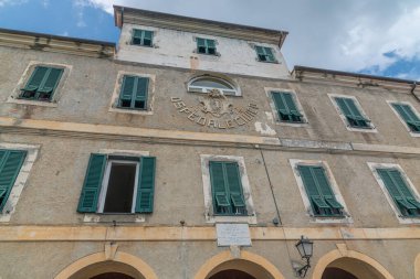 Triora 'nın ortaçağ köyünde taş kemerli sokak manzarası. Imperia eyaletinde yer alan yüksek Valle Arjantin (Arjantin Vadisi), aynı zamanda cadıların şehri olarak da bilinir..