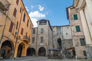 Triora 'nın ortaçağ köyünde taş kemerli sokak manzarası. Imperia eyaletinde yer alan yüksek Valle Arjantin (Arjantin Vadisi), aynı zamanda cadıların şehri olarak da bilinir..