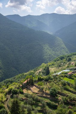 Ligurya iç kesimindeki Arjantin Vadisi 'nin yükseltilmiş manzarası, Corte Cliff (İtalyanca Falesia della Corte), kışın tırmanmak için kullanılan bir kaya duvarı, Triora, Imperia, Liguria, İtalya