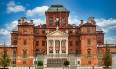 Güzel Racconigi kraliyet kalesi, Cuneo ve Torino yakınlarında, İtalya 'nın Piedmont bölgesinde, Savoy Ailesi' ne aitti.