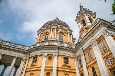 Superga Bazilikası 'nın dış görünüşü, Savoy ailesi tarafından inşa edilmiş eski bir barok ve neoklasik Katolik kilisesi. Torino. piedmont. İtalya