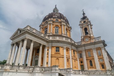 Superga Bazilikası 'nın dış görünüşü, Savoy ailesi tarafından inşa edilmiş eski bir barok ve neoklasik Katolik kilisesi. Torino. piedmont. İtalya