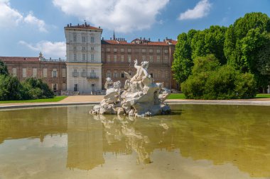 Torino, Piedmont, İtalya 'nın kraliyet bahçelerindeki (giardini reali) Nereid ve triton çeşmesi