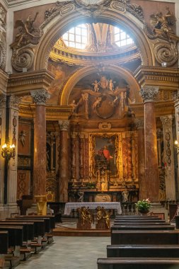 Cappella della Sacra Sindone, Duomo di Torino ve Cappella della Sacra Sindone 'nin iç görüntüsü çok dini önem taşır. Kefenin durduğu katedral 15. yüzyılın sonlarına, Piedmont, Torino, İtalya 'ya dayanıyor. 