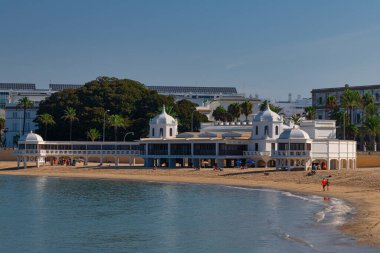 İspanya, Endülüs 'teki Cadiz' in La Caleta plajı 