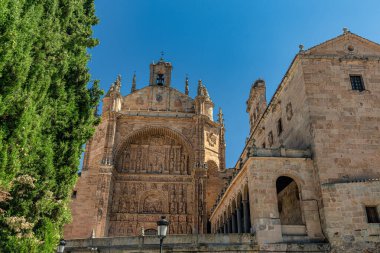1524 ve 1610 yılları arasında Salamanca şehrindeki Plaza del Concilio de Trento 'da bulunan San Esteban Manastırı' nın dış görünüşü.
