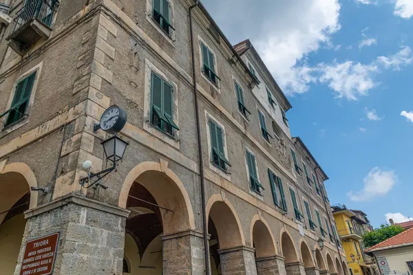 Triora 'nın ortaçağ köyünde taş kemerli sokak manzarası. Imperia eyaletinde yer alan yüksek Valle Arjantin (Arjantin Vadisi), aynı zamanda cadıların şehri olarak da bilinir..