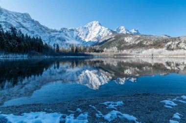 Almtal, Salzkammergut 'taki Kış Harikalar Diyarı gibi. Donmuş ağaçlar, karlı dağlar, kristal berrak Almsee, Totes Gebirge, Yukarı Avusturya