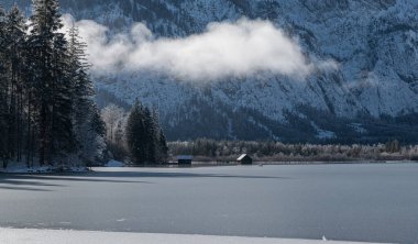 Almtal, Salzkammergut 'taki Kış Harikalar Diyarı gibi. Donmuş ağaçlar, karlı dağlar, kristal berrak Almsee, Totes Gebirge, Yukarı Avusturya