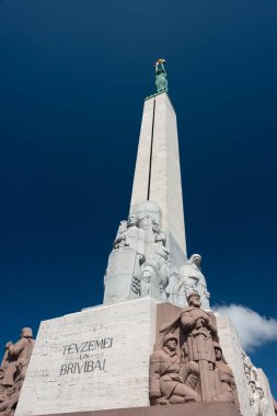 Letonya Riga Meydanı 'ndaki Özgürlük Anıtı.