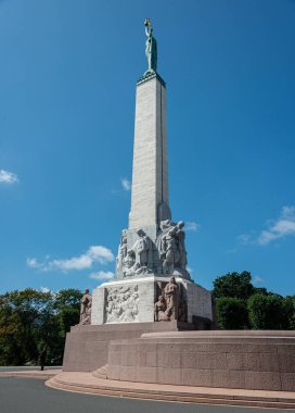 Letonya Riga Meydanı 'ndaki Özgürlük Anıtı.