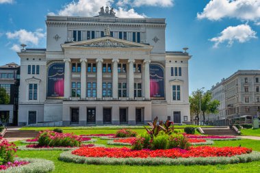 Ulusal Opera Riga, Letonya 'da 1863 yılında St. Petersburg mimarı Ludwig Bohnstedt tarafından inşa edilmiştir.