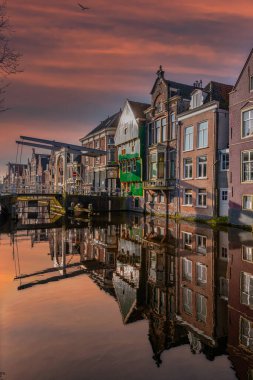 Panoramik manzaralı cephe eski binalar ve drawbridges Alkmaar merkezi bir kanal. Hollanda Hollanda