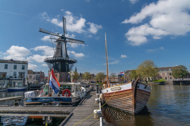 Yel değirmeni De Adriaan 1779 'dan itibaren Spaarne nehrinde, Haarlem, Hollanda