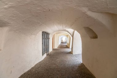 Laubengasse 'deki atari salonunun güzel mimari detayları, İtalya' nın güneyindeki Glurns şehrinde kemer geçidi olan eski ticaret merkezi.