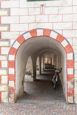 İtalya 'nın Güney Tyrol kentindeki antik Glurns şehrindeki tebeşir, beyazlatılmış atari salonları ve kemerli geçit yollarının mimari ayrıntıları