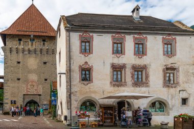 Glorenza, veya Glurns, Bolzano, Trentino Alto Adige, İtalya: Venosta Vadisi 'ndeki tarihi şehir