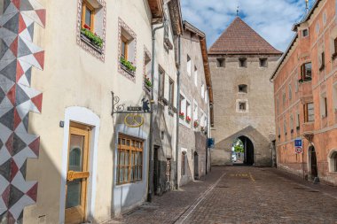 Glorenza, veya Glurns, Bolzano, Trentino Alto Adige, İtalya: Venosta Vadisi 'ndeki tarihi şehir