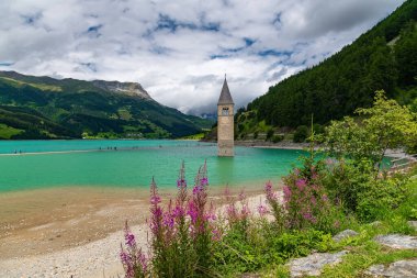 Güney Tyrol, İtalya 'daki Reschen Gölü' ndeki Graun im Vinschgau 'da su altında kalan Curon Kulesi.