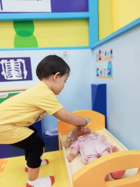 Oyuncak tesisleriyle dolu kapalı bir alanda oynayan çocuklar için olumlu aktiviteler ve sınırsız yaratıcılık bulabilecekleri bir yer