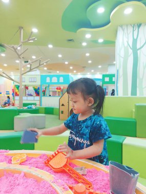 Oyuncak tesisleriyle dolu kapalı bir alanda oynayan çocuklar için olumlu aktiviteler ve sınırsız yaratıcılık bulabilecekleri bir yer