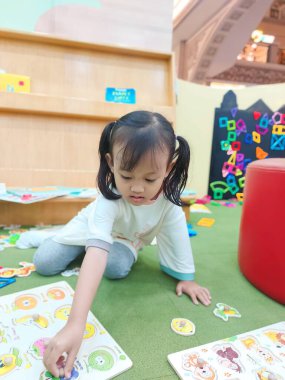 Oyuncak tesisleriyle dolu kapalı bir alanda oynayan çocuklar için olumlu aktiviteler ve sınırsız yaratıcılık bulabilecekleri bir yer