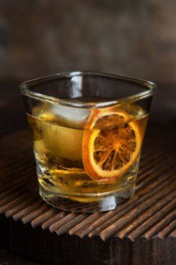 Zarif bardakta viski, seçici odak ve sığ alan derinliği