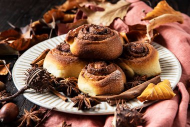 Şekerleme fırını. Tarçınlı tarçınlı çörekler yakın planda, seçici odaklı.