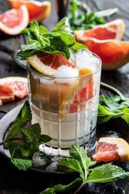 Bir bardak kokteyl ya da taze naneli soğuk içecek, seçici odaklı sığ alan derinliği