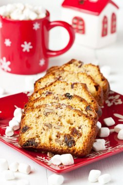 Sıcak çikolatalı ve noel pastalı kupa, seçici odak ve sığ alan derinliği