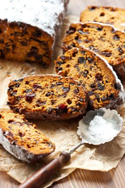 Noel çalkantısı, geleneksel Avrupa bayramı tatlısı tahta arka planda parçalara bölünmüş.. 