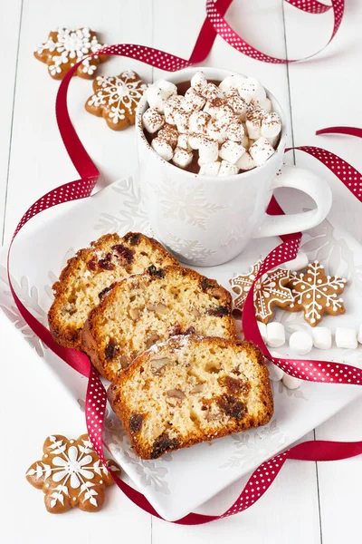クリスマスジンジャーブレッドクッキー休日を盗まれたとマシュマロとマグカップでホットチョコレートドリンク — ストック写真