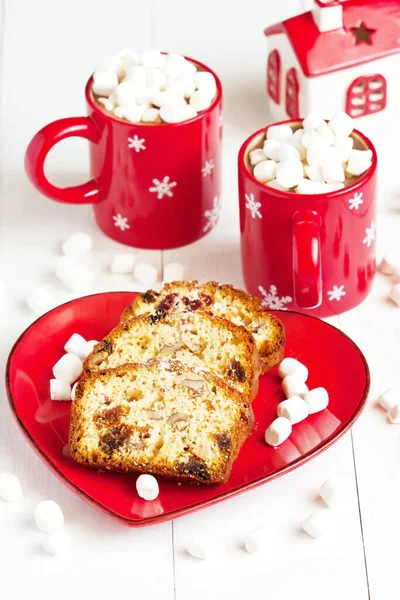 红色杯子 有热巧克力和棉花糖 还有浅色背景的圣诞蛋糕 — 图库照片