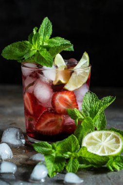 Çilekli taze kokteyl, kireç ve nane yaprağı, seçici odak
