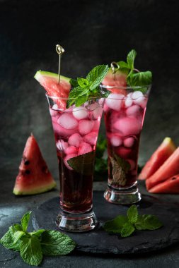 Naneli ve buzlu karpuz kokteyli. Yaz ferahlatıcı bardaklar 