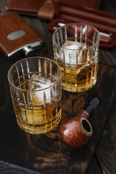 Aproape Două Pahare Alcool Coniac Coniac Whisky Fundal Întunecat — Fotografie, imagine de stoc