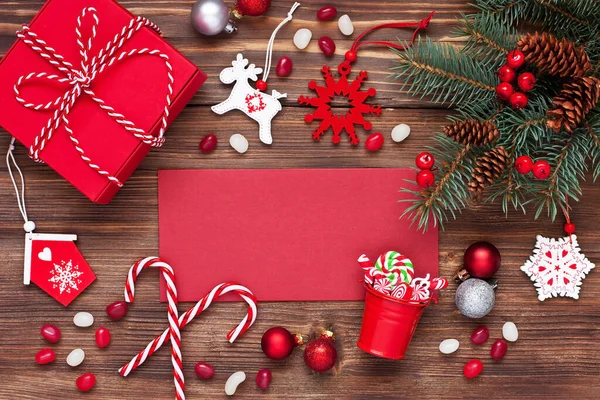 休日のためのエレガントな古典的なクリスマスカード 飾り付きのクリスマスギフトボックス トップ表示 — ストック写真