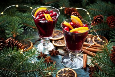 Turunçgil ve yaban mersinli sıcak şarap. Noel ve kış ılık içecekleri