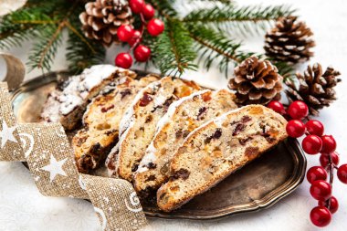 Geleneksel ev yapımı stollen kurutulmuş meyve ve fındık ile. Noel kavramı 