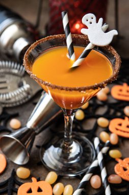 Cadılar Bayramı Kokteyli - Balkabağı Baharatlı Martini. Parti için Cadılar Bayramı kokteyli, balkabağı ve Cadılar Bayramı süsü.